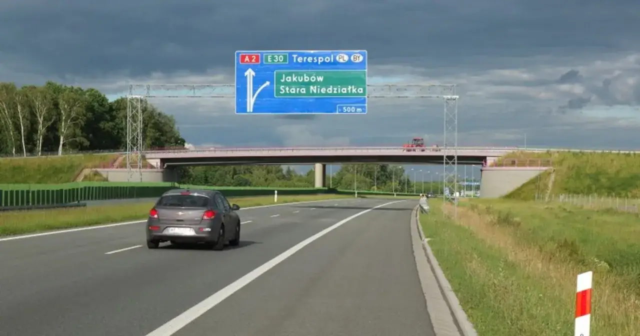 Autostrada A2 z tablicą kierunkową na Terespol, Jakubów i Starą Niedziałkę.