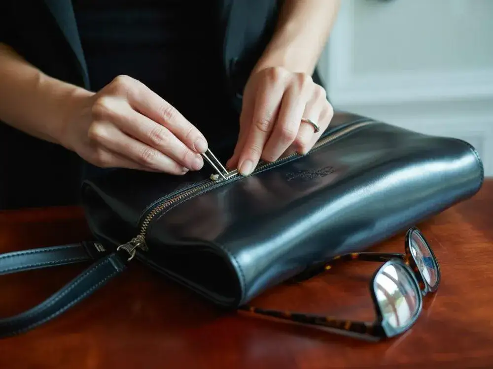 Jak naprawić zamek w walizce i uniknąć frustracji podczas podróży