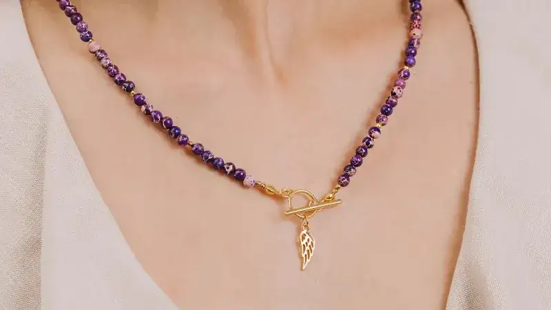 Co oznacza skrzydło na naszyjniku? Odkryj jego głębokie znaczenie