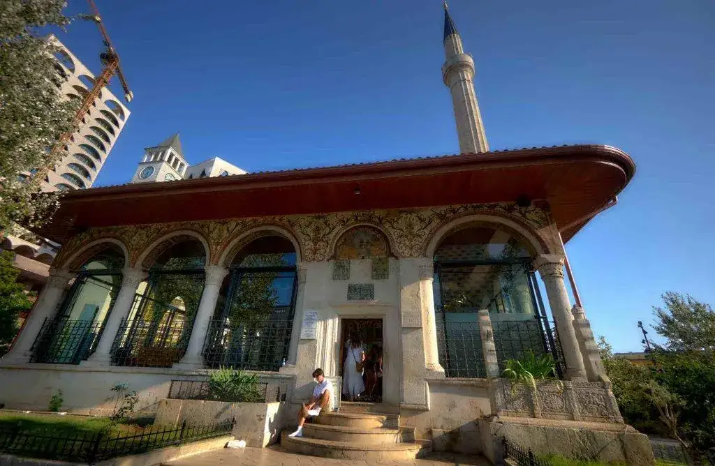 Tirana atrakcje: Odkryj najciekawsze miejsca, które musisz zobaczyć