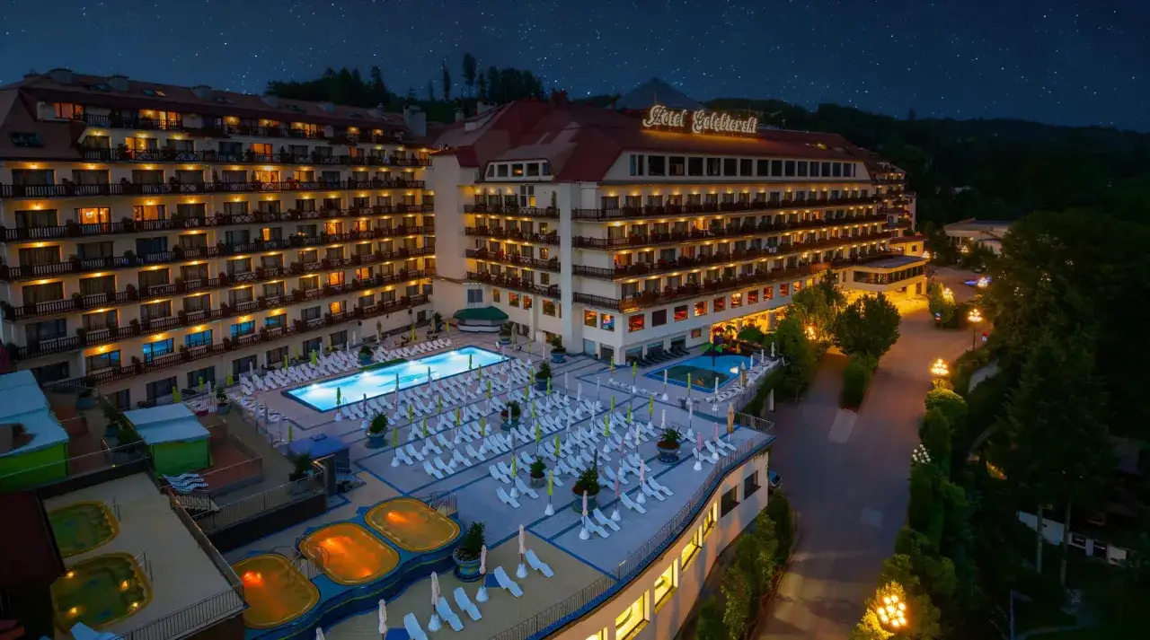 Hotel Gołębiewski w Wiśle, z basenami i leżakami, nocą. Ile lat ma hotel Gołębiewski w Wiśle?