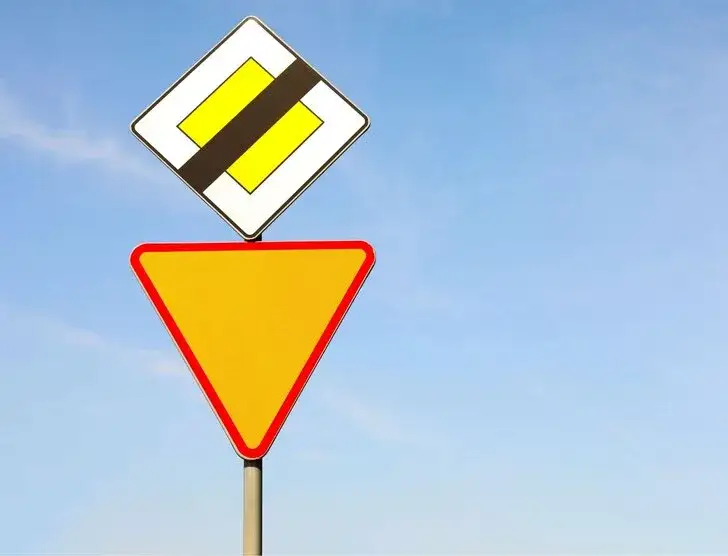 Wymuszenie pierwszeństwa: 15 pkt, 3000 zł. Jak uniknąć?