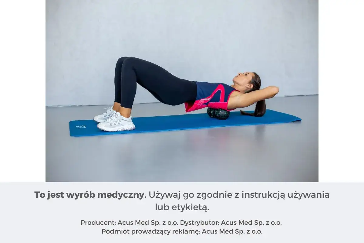 Kobieta leży na macie, masując plecy podwójną piłką do masażu.
