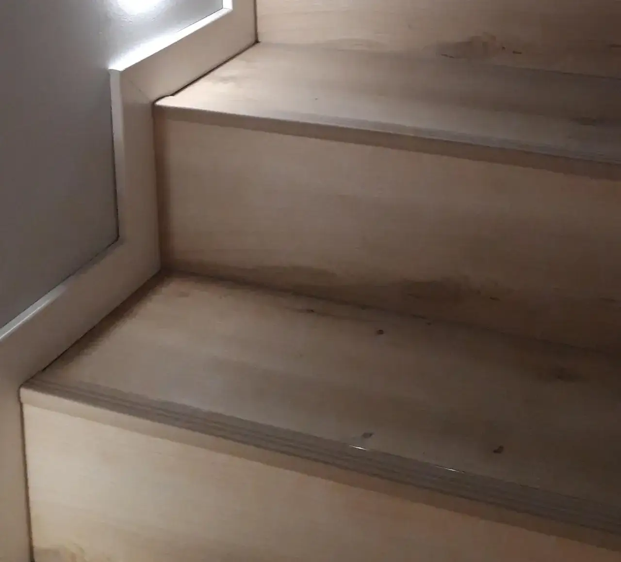 Jak zamontować listwy przy schodach - uniknij najczęstszych błędów