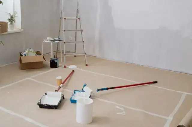 Jak zabezpieczyć podłogę przed malowaniem i uniknąć kosztownych uszkodzeń