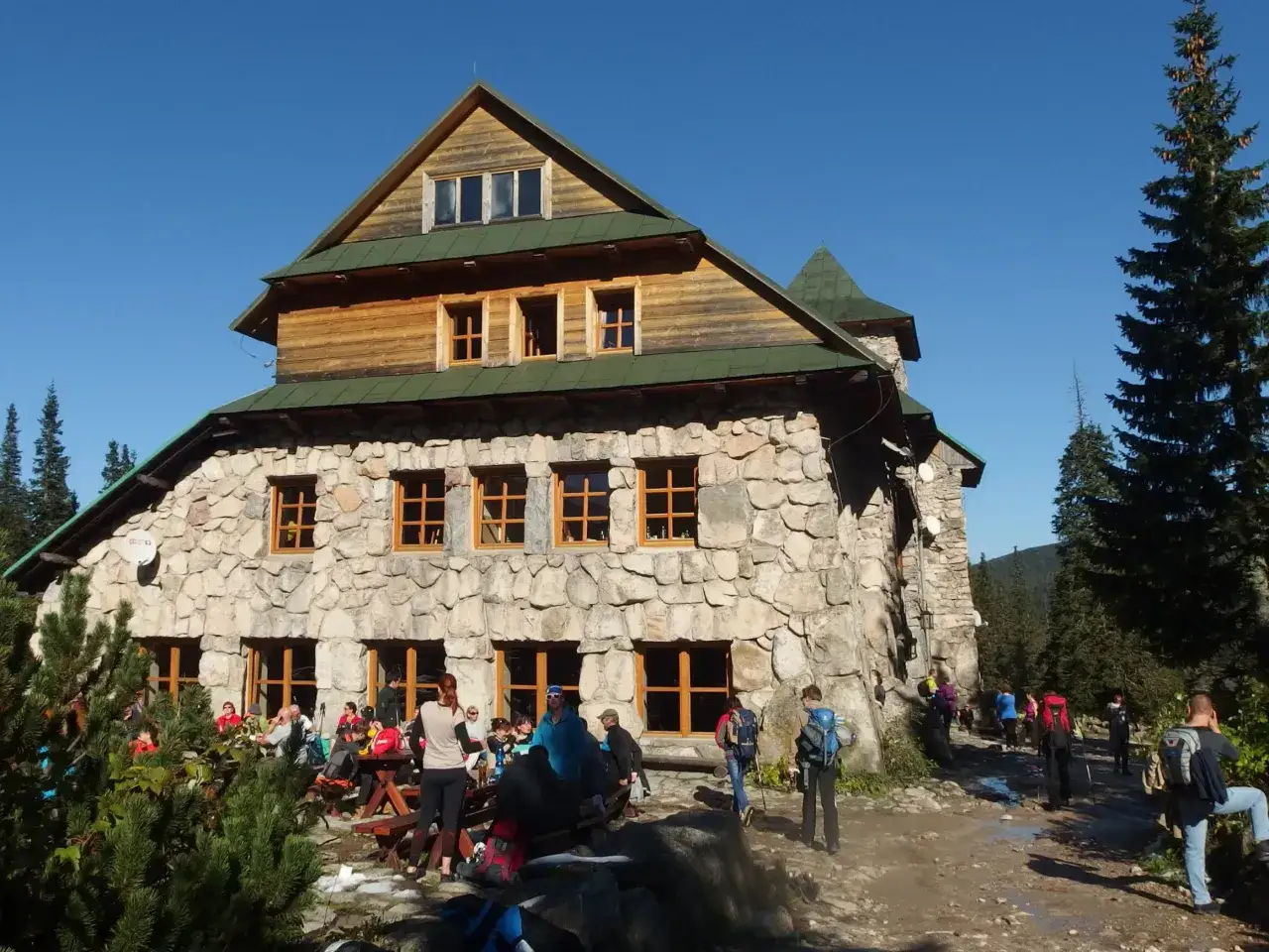 Ile kosztuje nocleg w schronisku? Ceny i porady na sezon