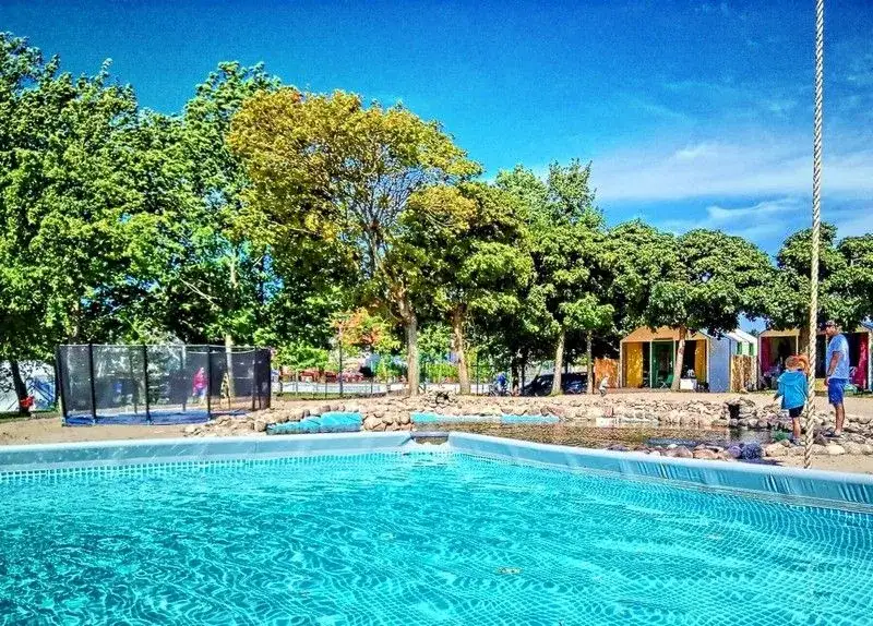 Gdzie na urlop z małym dzieckiem? Odkryj idealne miejsca na rodzinne wakacje