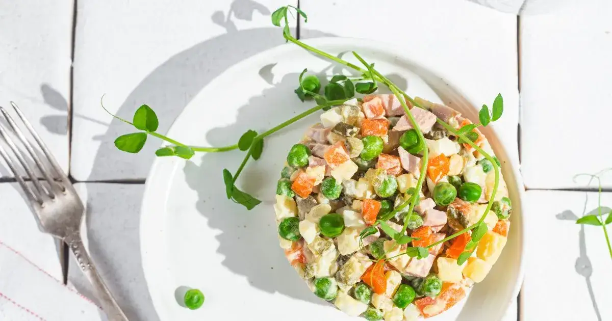 Sałatka warzywna z majonezem. Ile kalorii kryje ten dietetyczny podstęp?