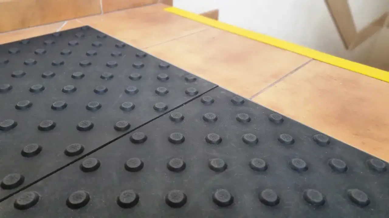 Płytki kierunkowe dla niewidomych: jak poprawić bezpieczeństwo w przestrzeni publicznej