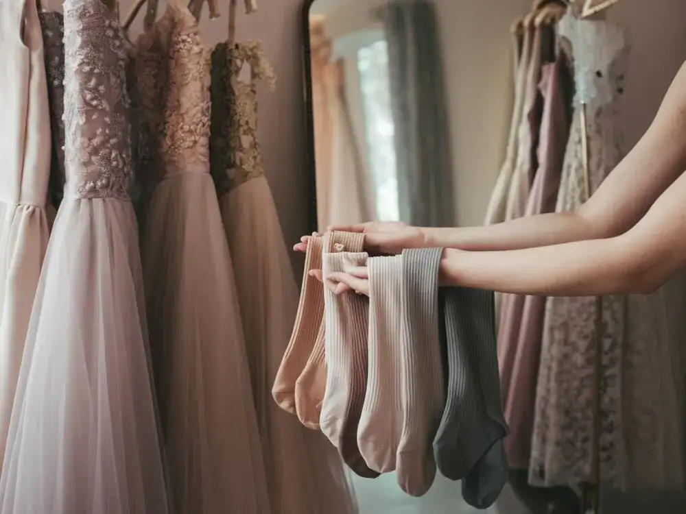 Jakie rajstopy do białej sukienki, aby wyglądać olśniewająco?