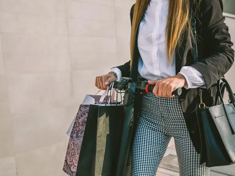 Co założyć do spodni w kratkę, aby wyglądać stylowo i modnie