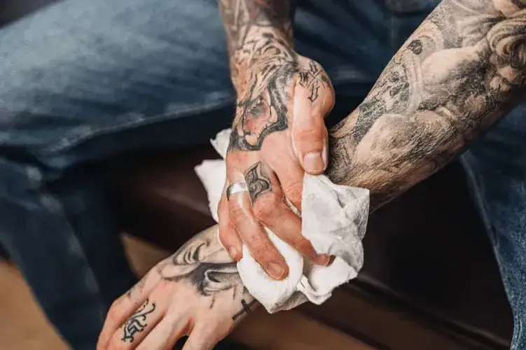 Czy tatuaż na dłoni się ściera? Odkryj powody i sposoby na trwałość