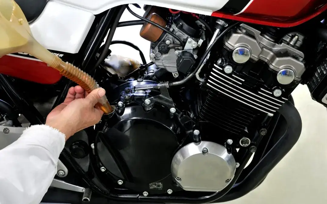 MOTUL 3000 20W50 – idealny olej do motocykli, który chroni silnik