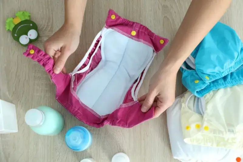Jaki rozmiar pampersów dla niemowlaka – uniknij podrażnień i wycieków