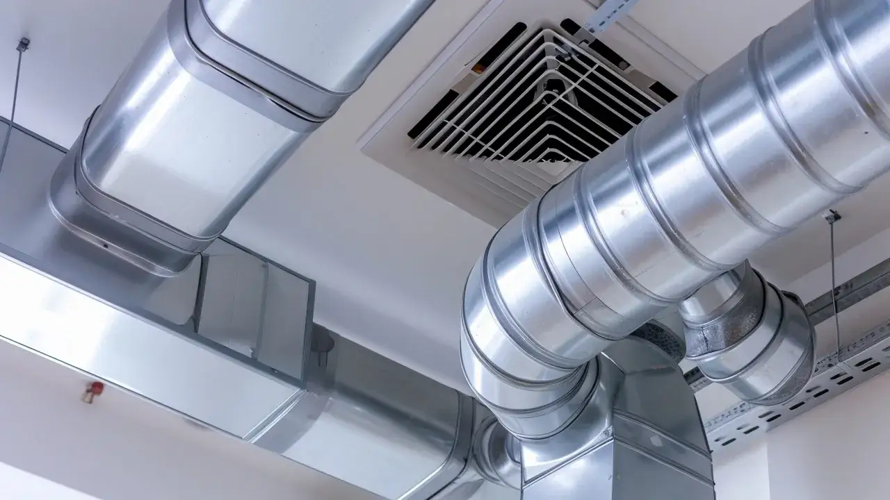 System wentylacji w garażu: błyszczące, metalowe kanały doprowadzające świeże powietrze i odprowadzające spaliny.