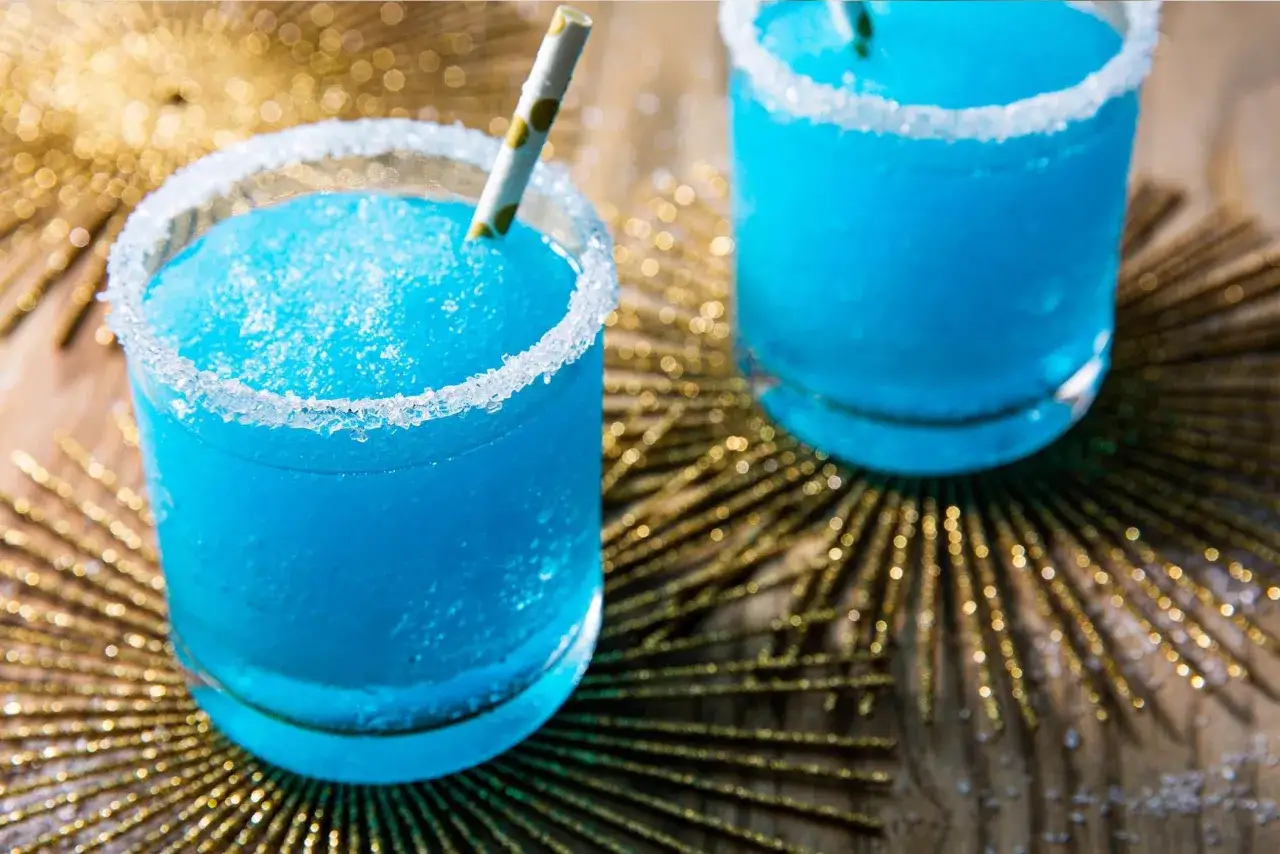 Niebieskie drinki z wódką i Blue Curacao: 5 przepisów na imprezę