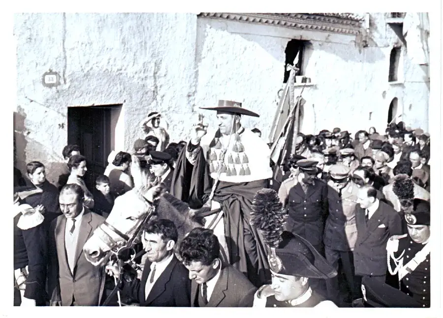 Co nosi biskup na głowie? Odkryj tajemnice mitry i piuski