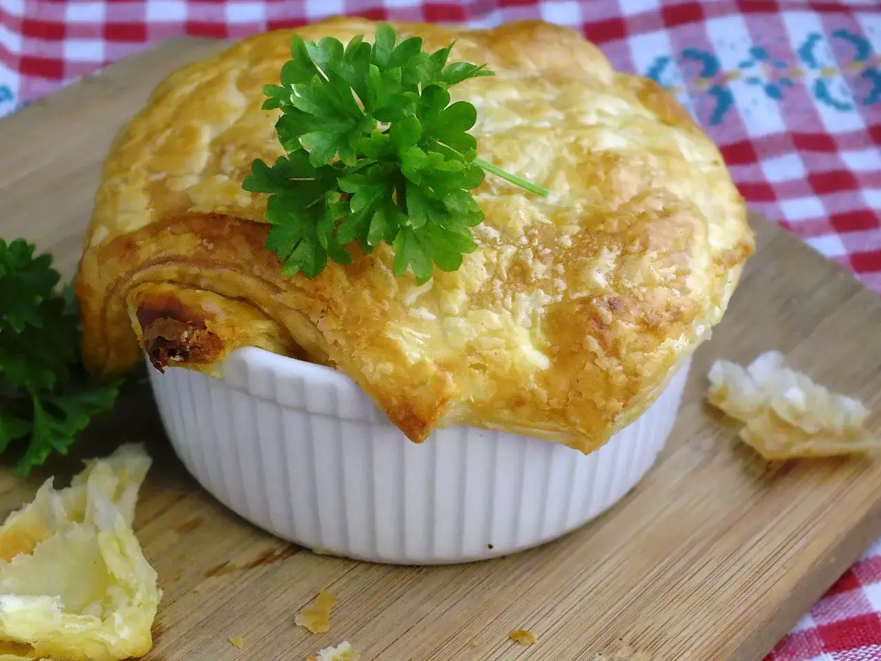 Zapiekanka z ciasta francuskiego z kurczakiem: Szybki przepis + triki!