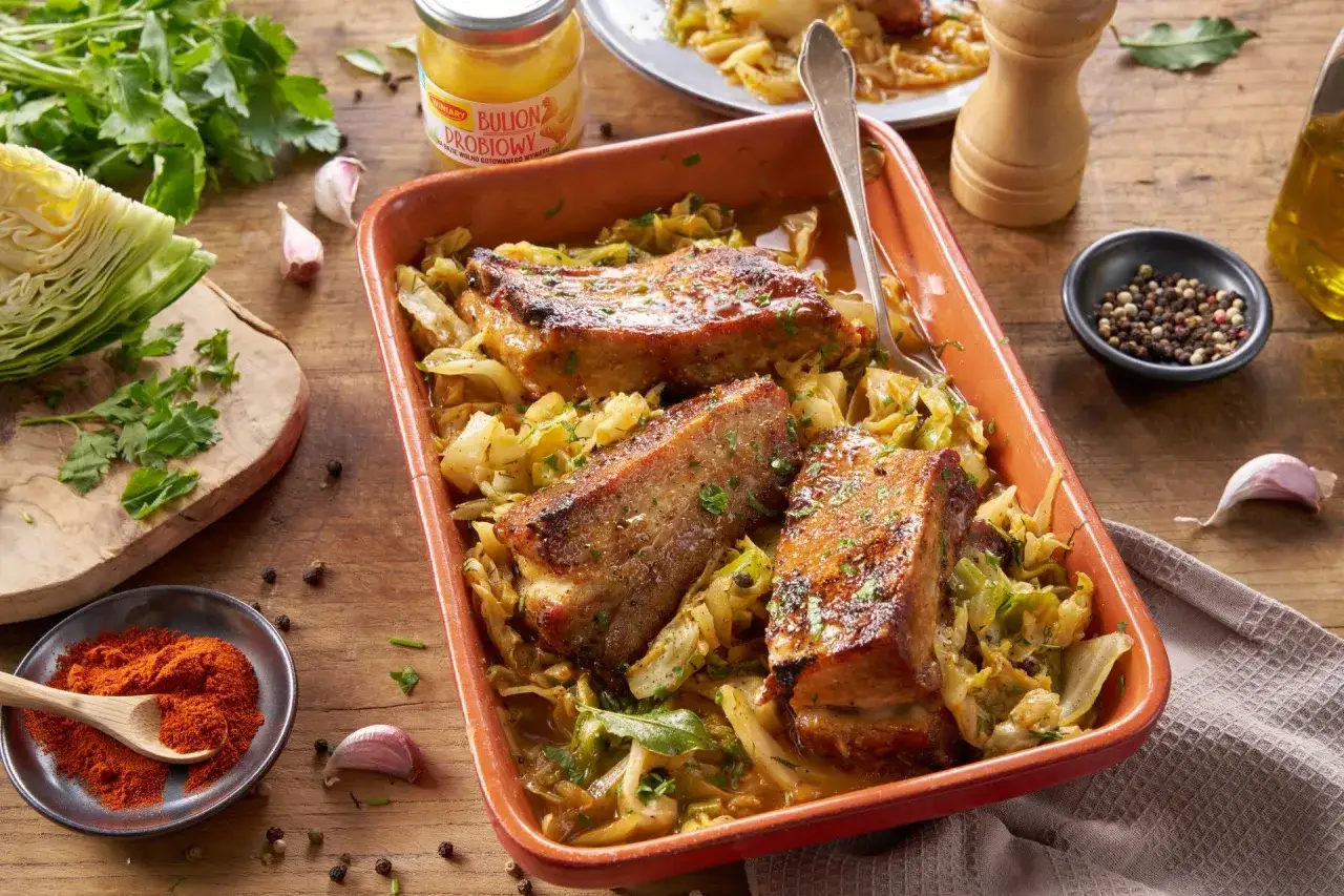 Jak dobrać surówkę do żeberek? Przepisy na idealny dodatek