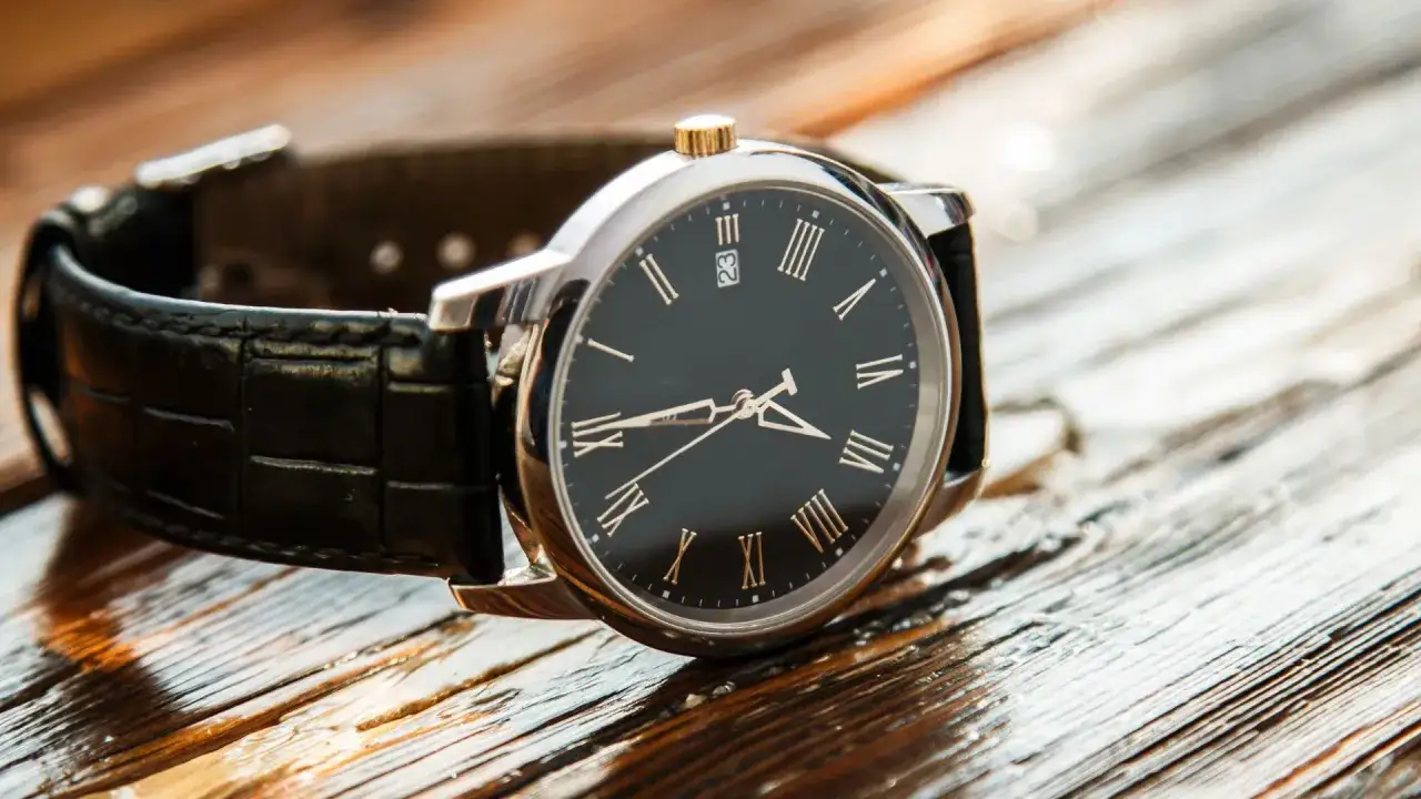 Elegancki zegarek na czarnym pasku, z tarczą rzymską i datownikiem. Czy to dlatego nie daje się zegarka na prezent?