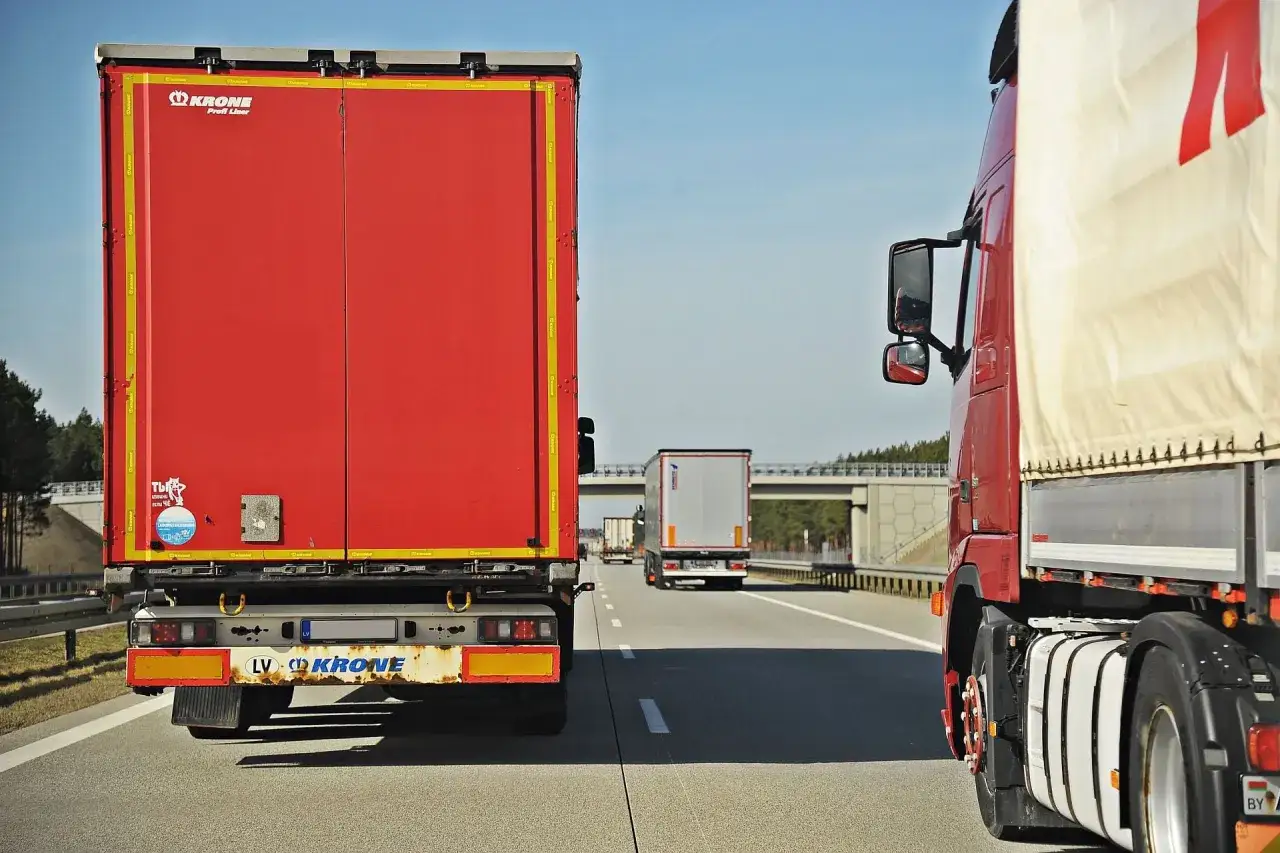 Ciężarówki na autostradzie. Kierowcy powinni znać taryfikator mandatów dla ciężarówek w Niemczech, by uniknąć kar.
