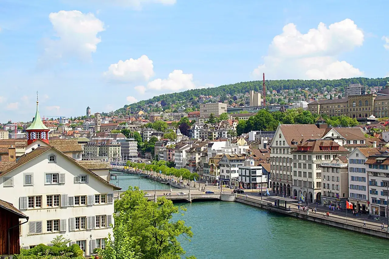 Widok na Zurych z rzeką Limmat. Zastanawiasz się, ile kosztuje mieszkanie w Szwajcarii?