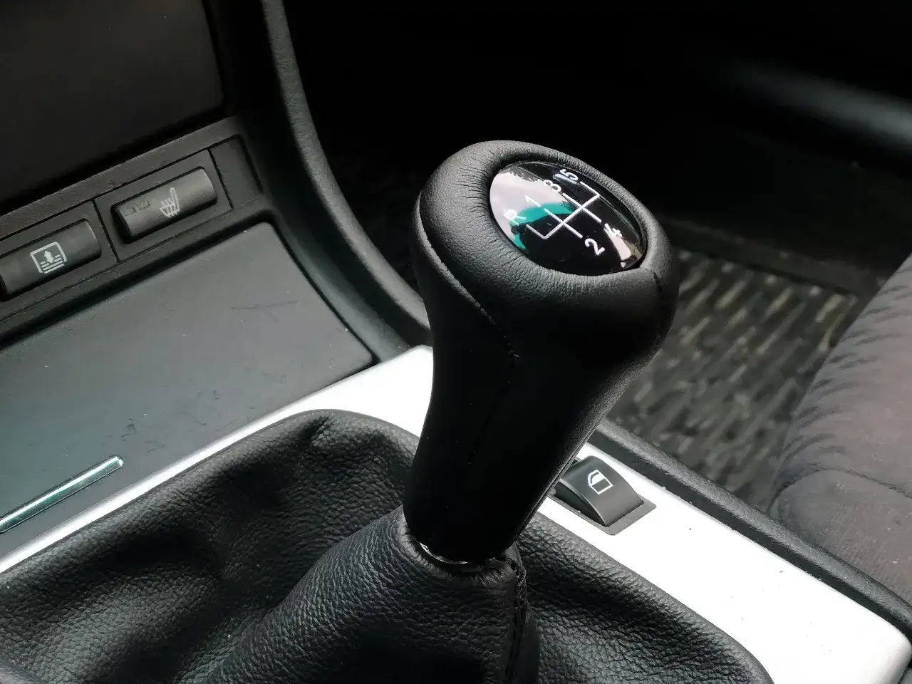 Jak bezpiecznie zmieniać biegi bez sprzęgła? Uwaga na ryzyko uszkodzenia skrzyni