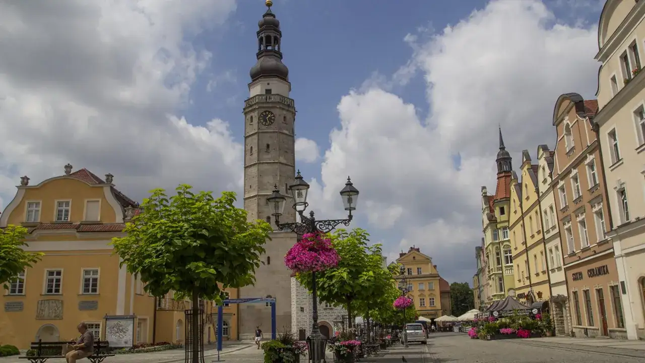 Rynek w Bolesławcu, gdzie leży to piękne miasto, z ratuszem i kolorowymi kamienicami.