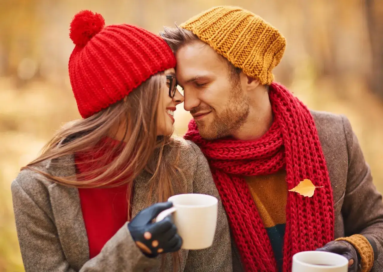 Para w jesiennych czapkach i szalikach, z kubkami w dłoniach, czuje tęsknotę za kimś, z kim nie można być.