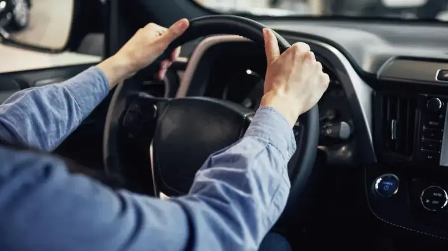 Młody kierowca: 20 punktów karnych i co dalej? Uniknij utraty PJ!