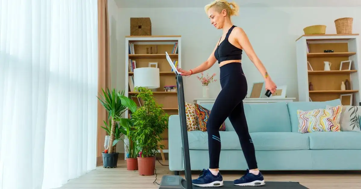 Jak biegać w domu bez bieżni i skutecznie spalać kalorie