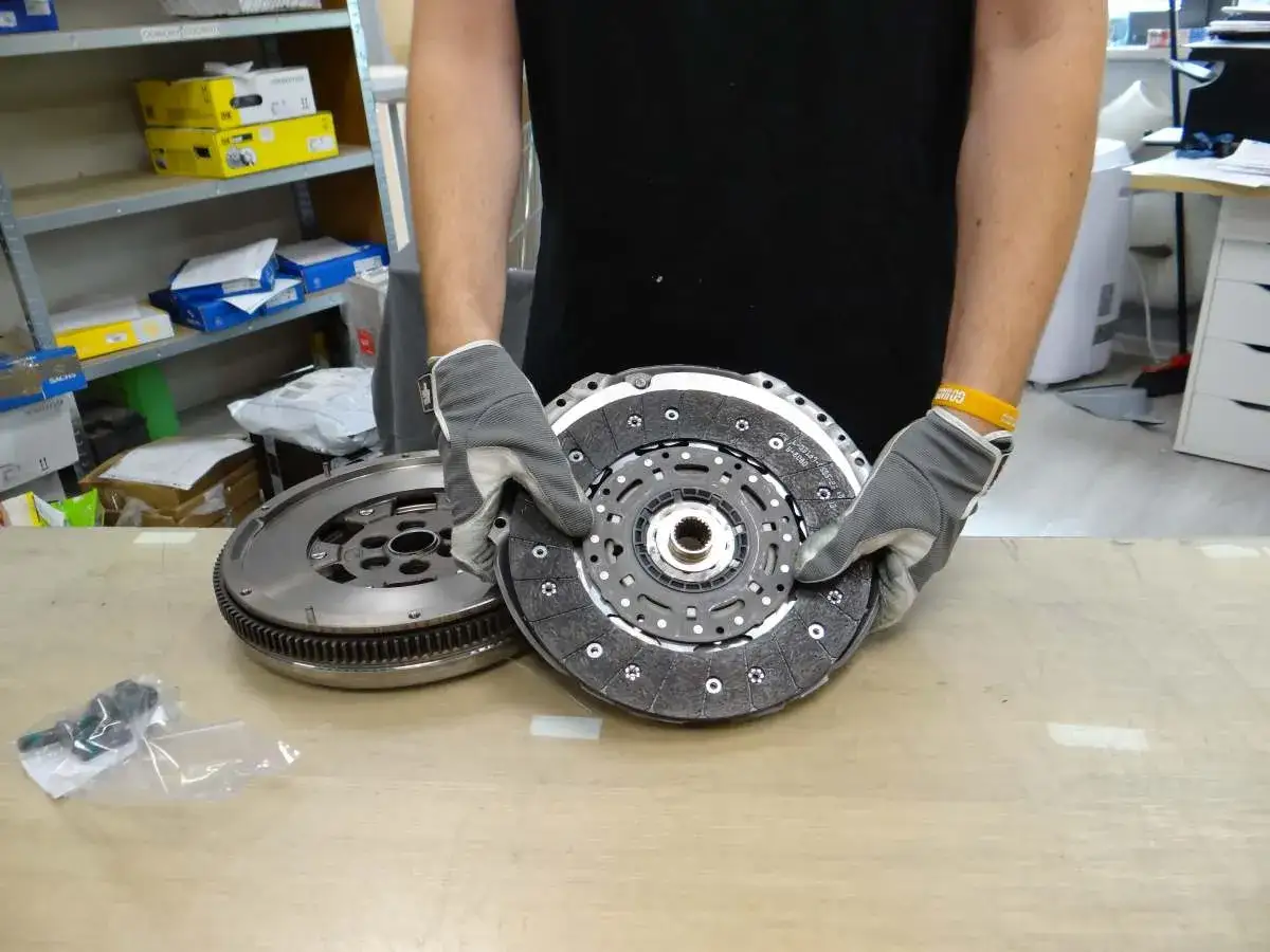 Żywotność sprzęgła: Jak długo wytrzymuje i co wpływa na jego zużycie?