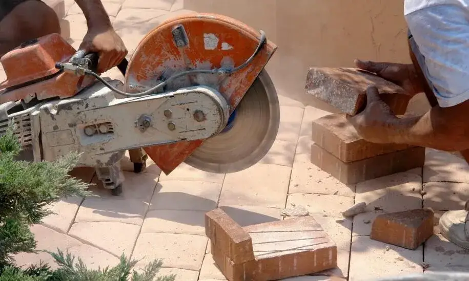 Czym ciąć kostkę brukową? Wybierz najlepsze narzędzia i techniki