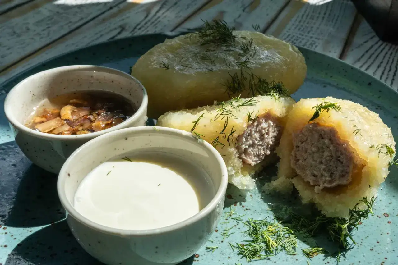 Co zjeść w Wilnie? Odkryj najlepsze tradycyjne potrawy litewskie