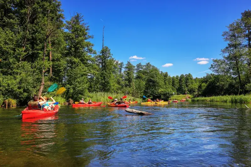 Gdzie na kajaki zachodniopomorskie? Odkryj najlepsze trasy i wypożyczalnie