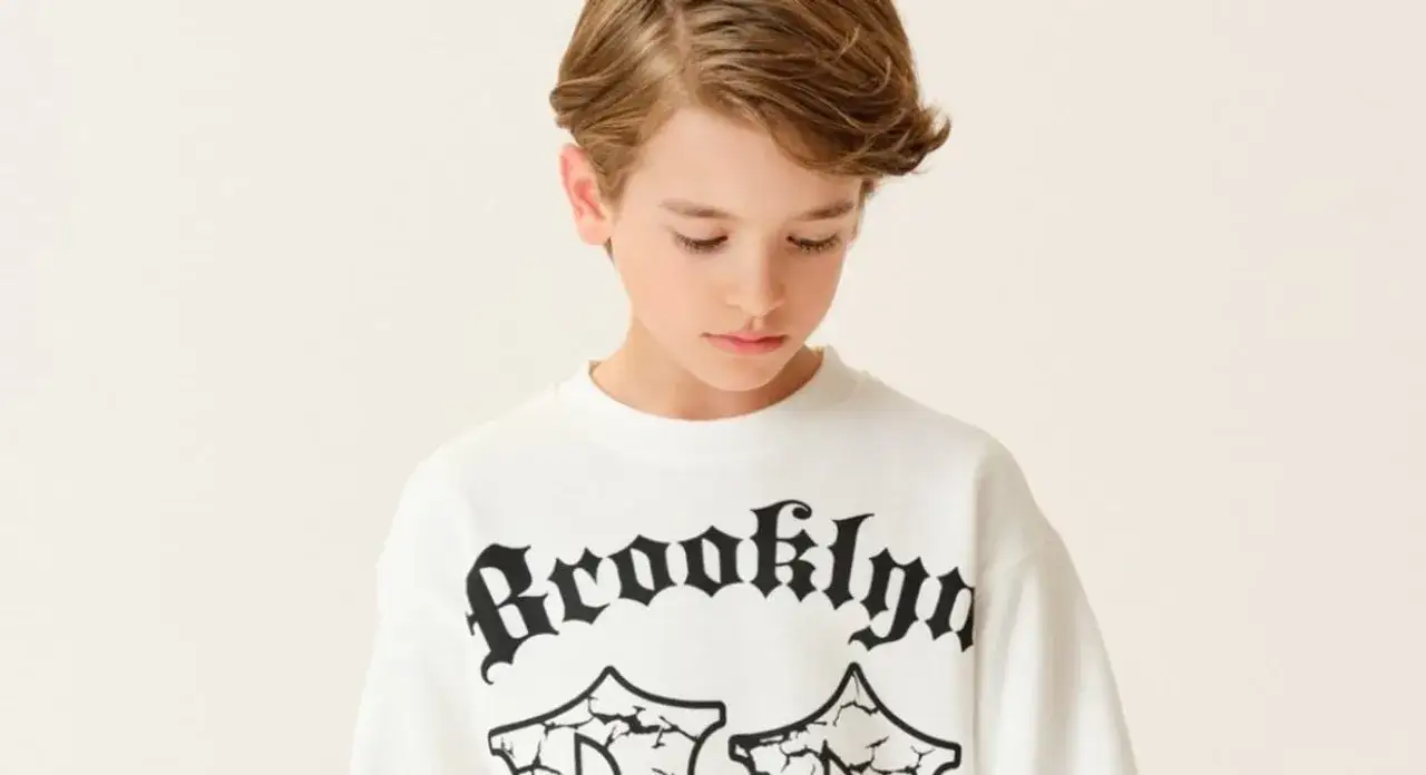 Najlepsze bluzki dla chłopaków - stylowe i wygodne na każdą okazję