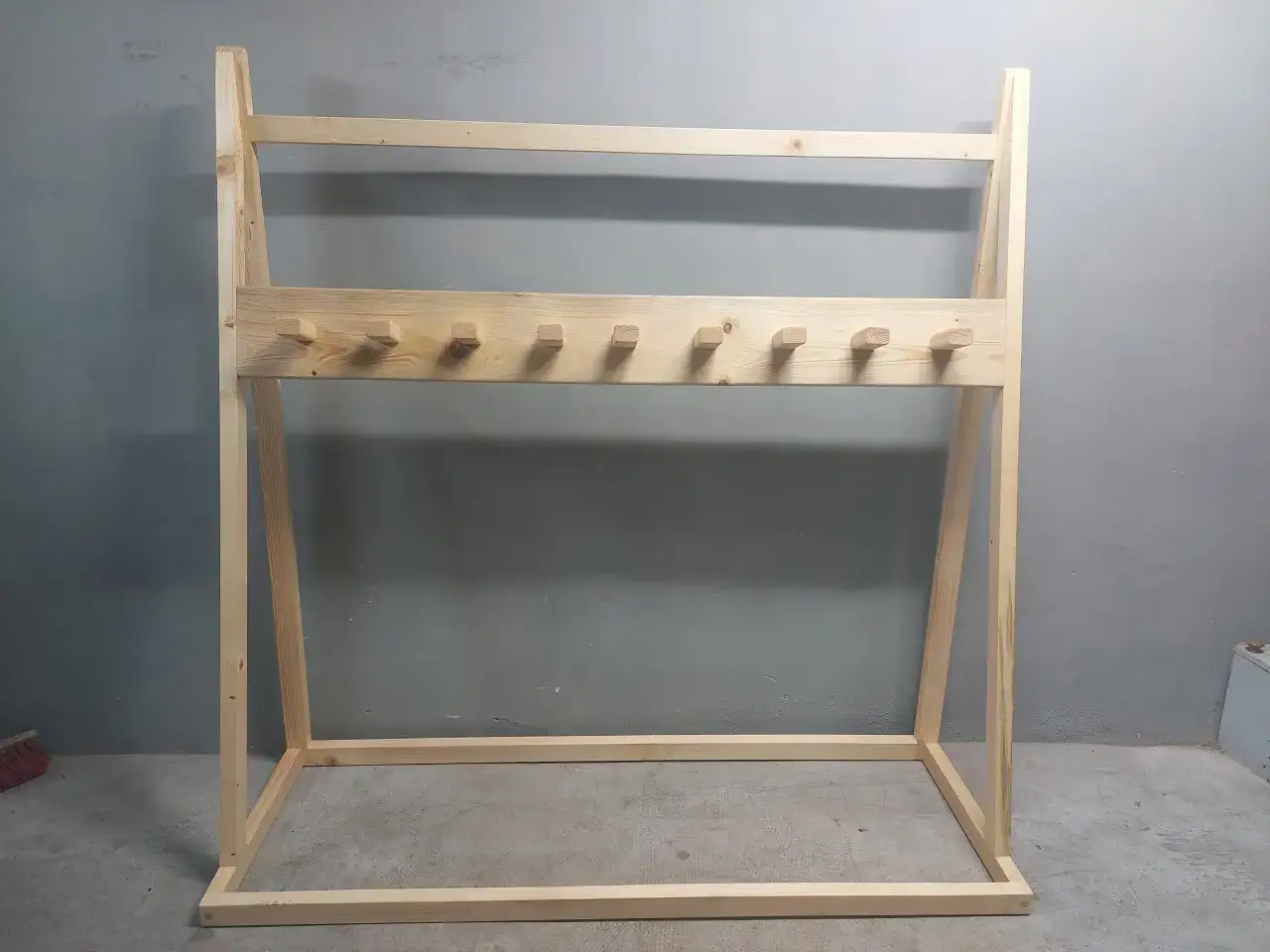 Drewniany stojak na narty: Kupić czy zrobić? Poradnik DIY