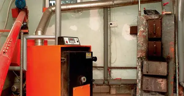 Czy kominek to kocioł na paliwo stałe? Poznaj kluczowe różnice