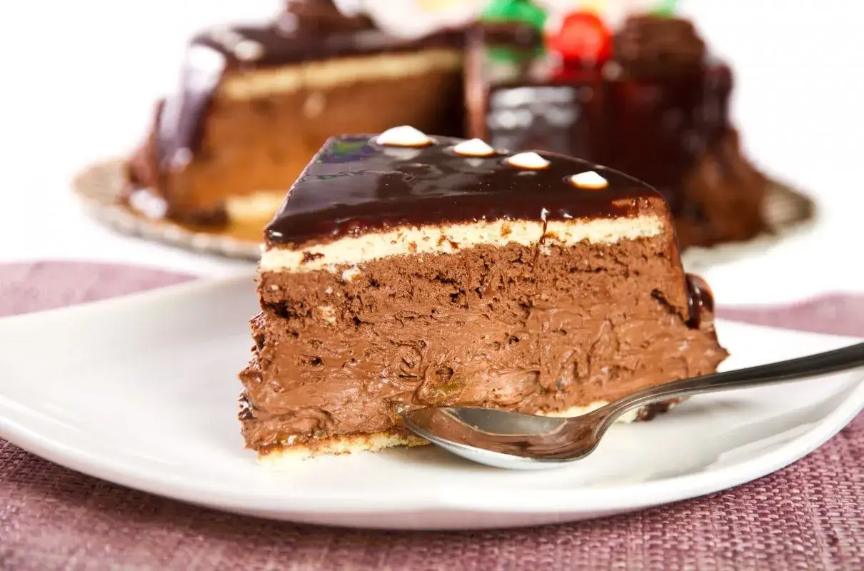 Pyszny, czekoladowy deser bez pieczenia. Idealny na gorące dni, gdy szukasz inspiracji z 1000 przepisów na ciasta bez pieczenia.