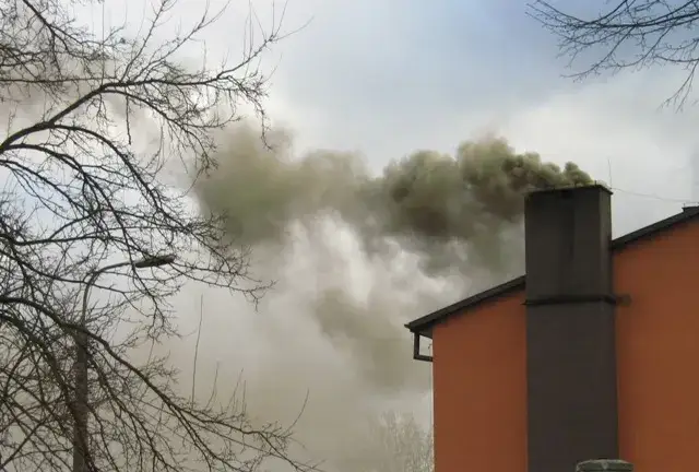 Dlaczego dym z komina leci w dół? Odkryj przyczyny i rozwiązania