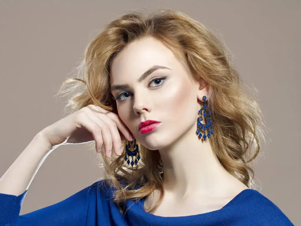 Zaskocz wszystkich idealnie dobraną biżuterią do granatowej sukienki