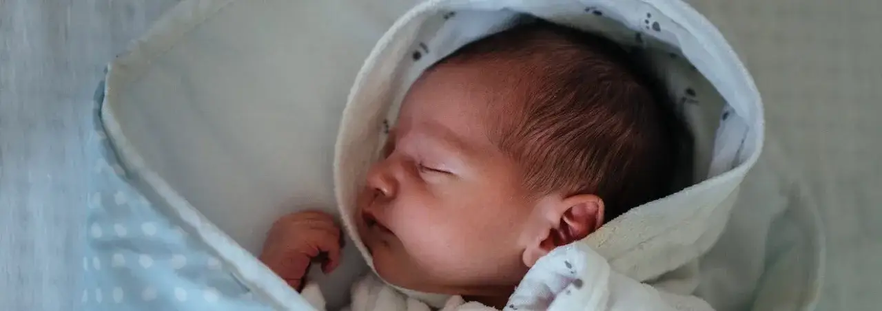 Jak bezpiecznie ubrać niemowlę w domu? Unikaj tych błędów!