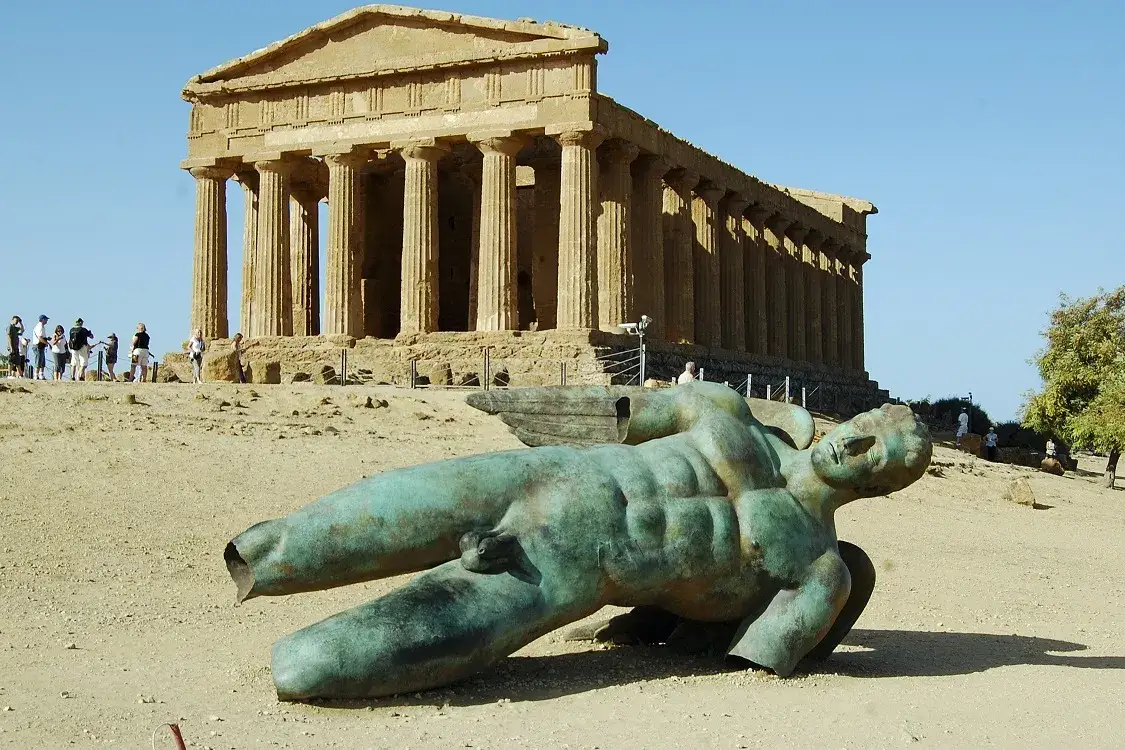 Mitoraj w Dolinie Świątyń: tajemnice rzeźby Ikar w Agrigento