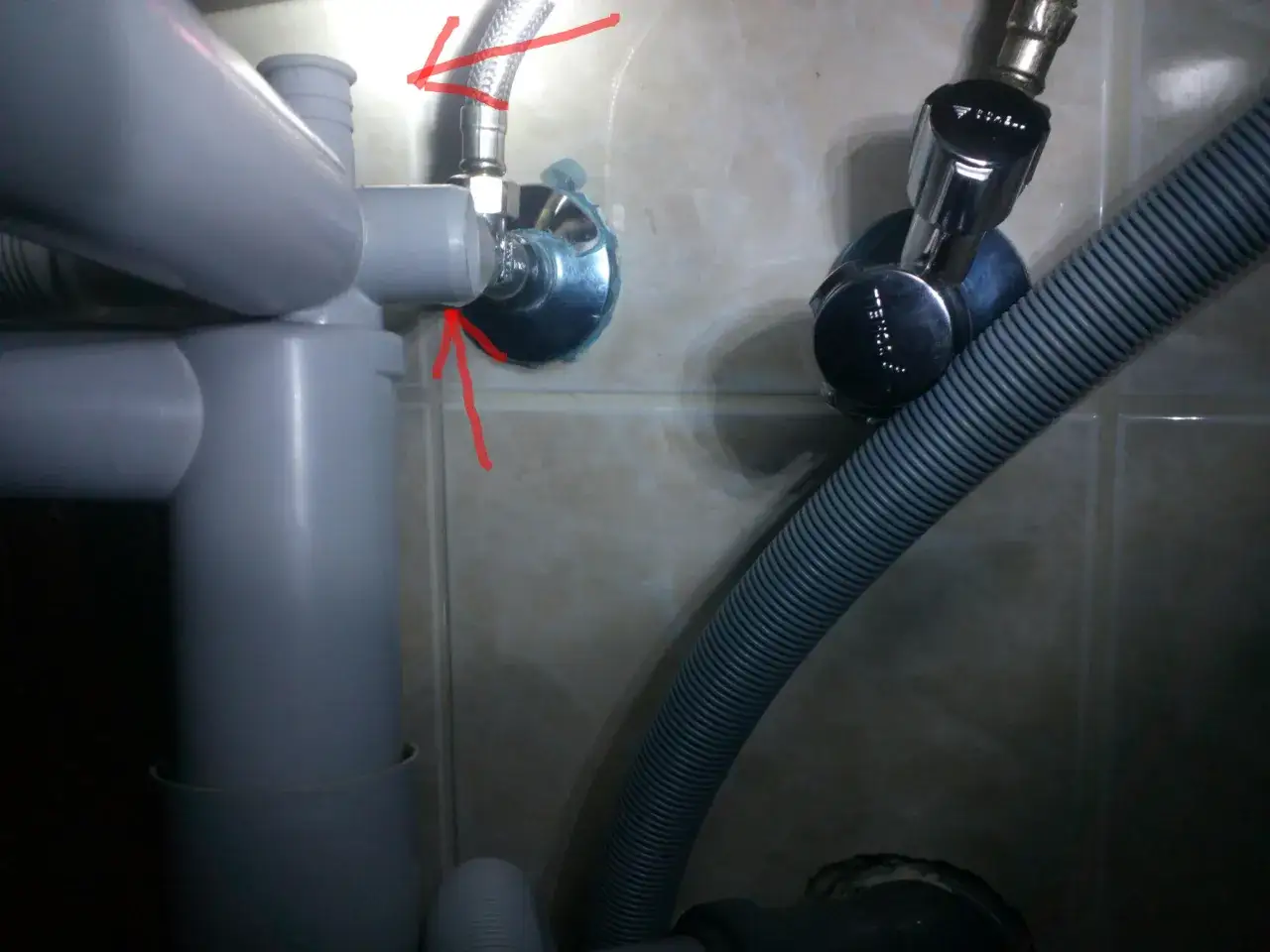 Jak podłączyć odpływ zmywarki do syfonu bez problemów i kosztów