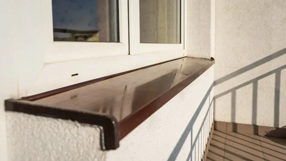 Jaką farbę do parapetu z blachy wybrać, by uniknąć łuszczenia?