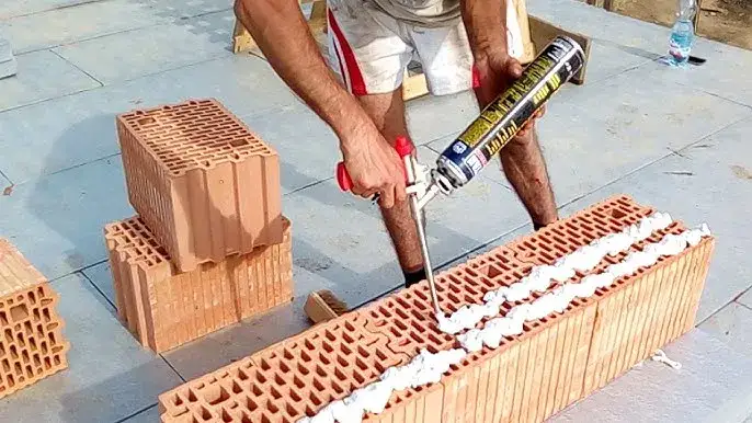 Jaka zaprawa do murowania Porothermu? Poznaj najlepsze opcje