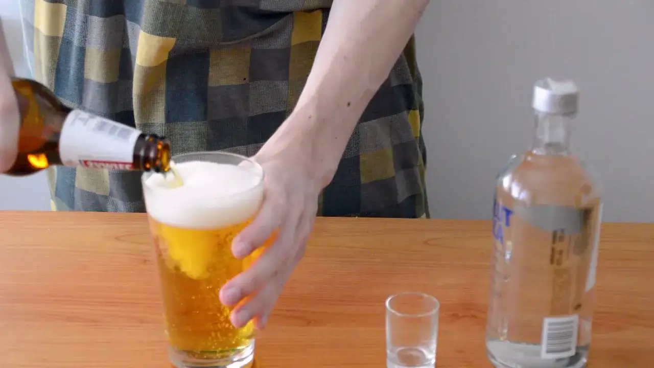 Piwo z wódką jak się nazywa? Odkryj smak koktajlu U-Boot