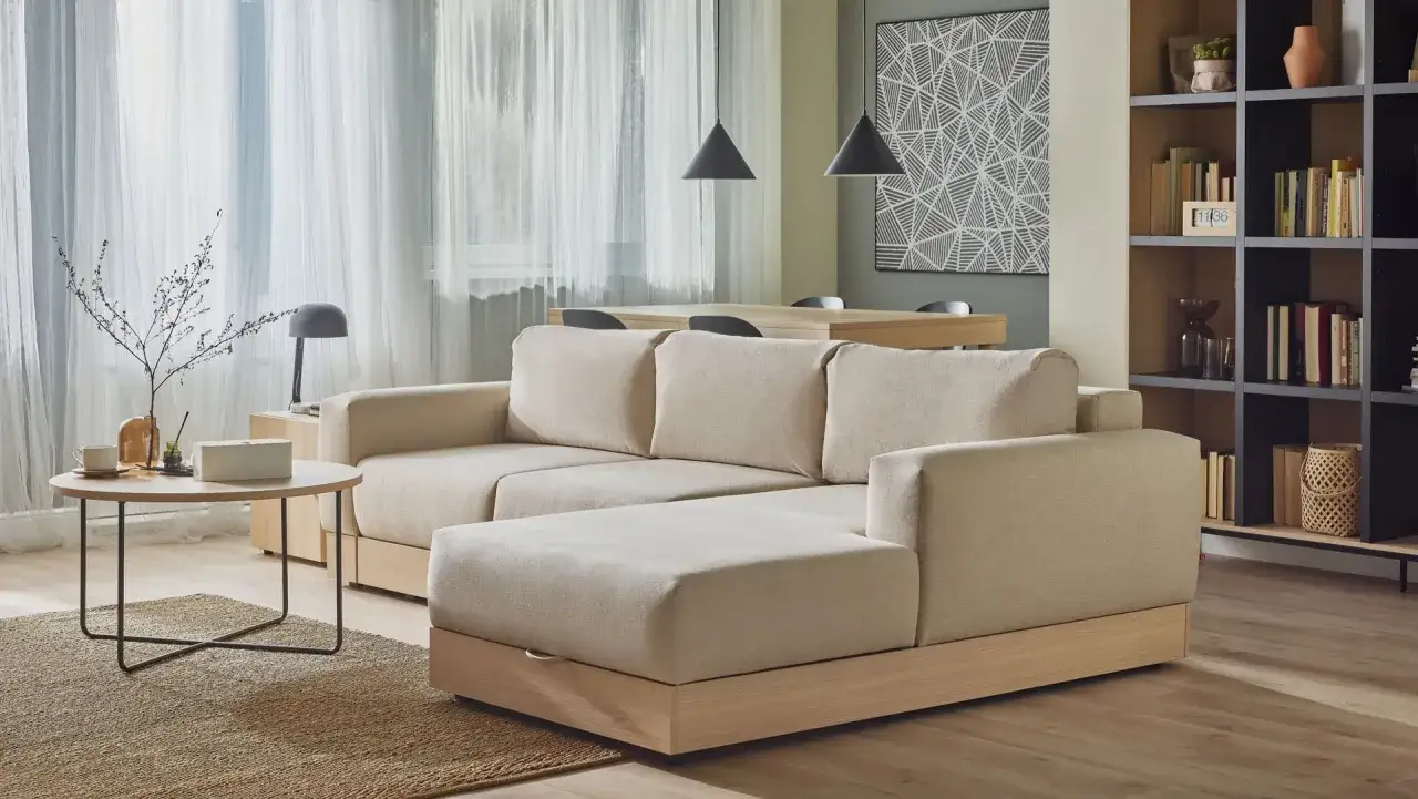 Jakie dodatki do beżowej kanapy, aby stworzyć przytulne wnętrze?