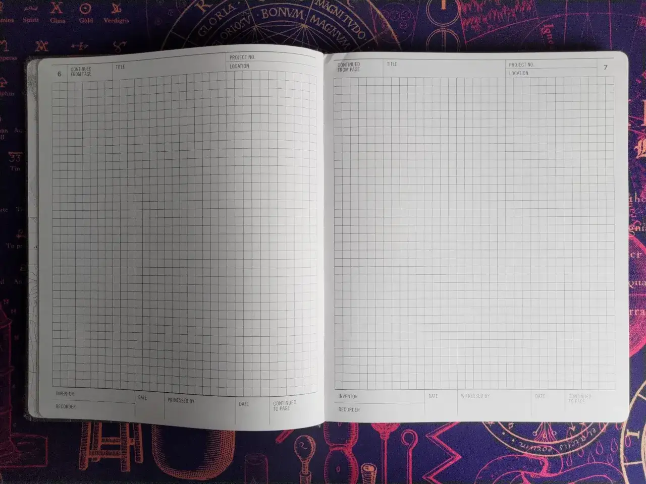 Otwarty notatnik w kratkę z polami na wpisywanie numeru projektu, lokalizacji i tytułu. Idealny do zapisywania pomysłów i planów.