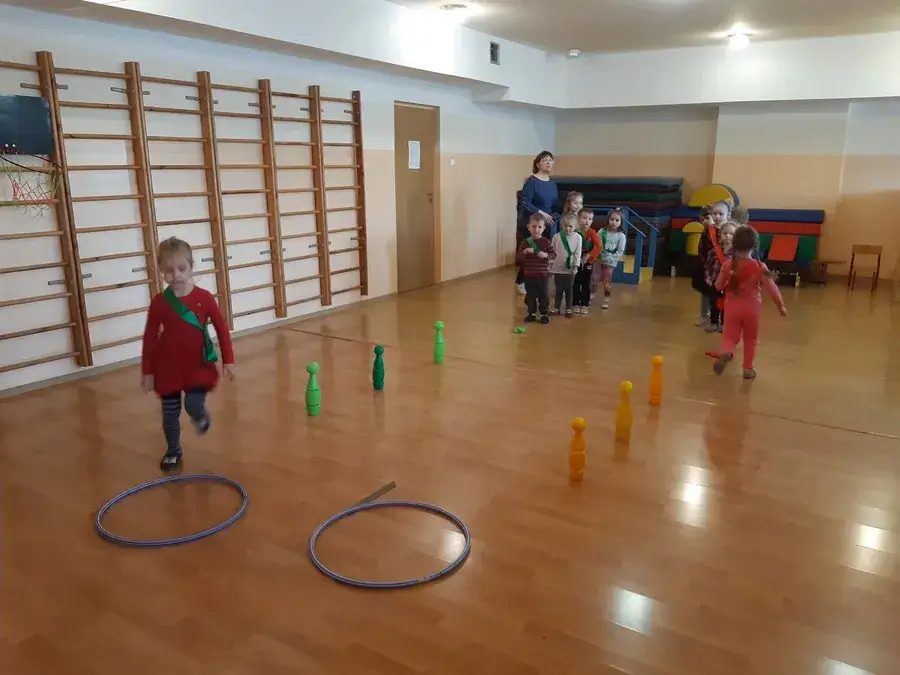 Zawody sportowe dla dzieci i rodziców w przedszkolu – radość i rozwój